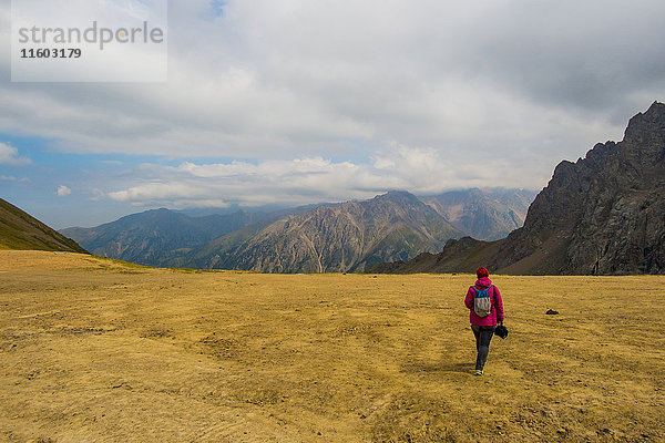 Kaukasische Frauen beim Wandern in einer Berglandschaft