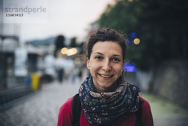 Porträt einer lächelnden kaukasischen Frau mit Kopftuch