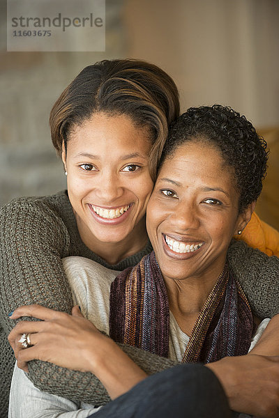 Porträt einer lächelnden gemischtrassigen Mutter und Tochter