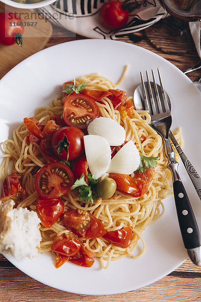 Spaghetti mit Brot und Tomaten