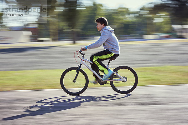 Hispanischer Junge fährt Fahrrad