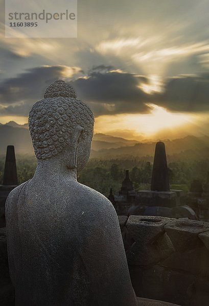 Buddha-Statue bei Sonnenuntergang  Borobudur  Java  Indonesien
