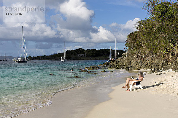 Hispanische Frau entspannt sich am tropischen Strand