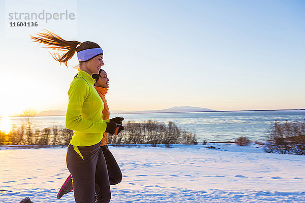 Frauen  die im Winter auf Schnee laufen