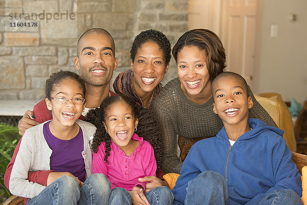 Porträt einer lächelnden multiethnischen Familie