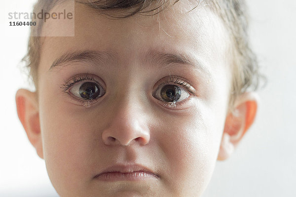 Gesicht eines weinenden hispanischen Jungen
