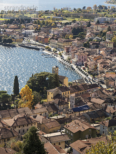 Panoramablick auf das Ufer  Gravedona  Comer See  Italien
