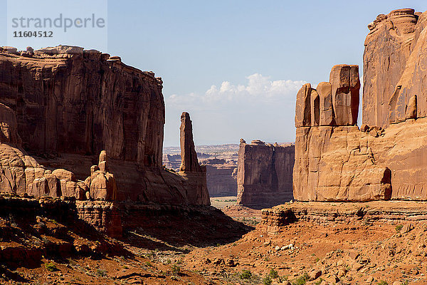 Felsformationen in der Wüstenlandschaft  Arches National Park  Utah  Vereinigte Staaten