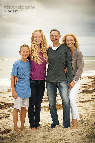 Porträt einer lächelnden Familie am Strand