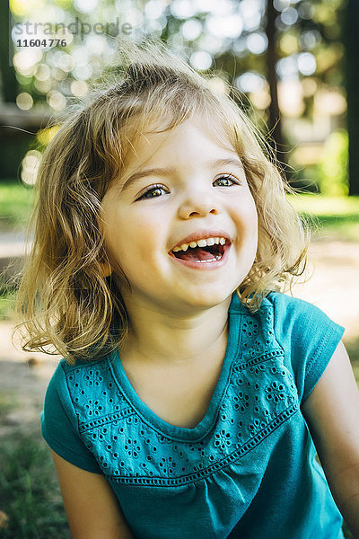 Porträt eines lachenden kaukasischen Mädchens im Vorschulalter