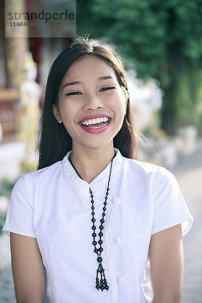 Porträt einer lächelnden asiatischen Frau