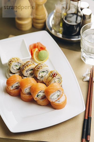 Sushi auf Teller mit Stäbchen