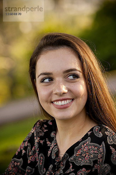 Porträt eines lächelnden kaukasischen Mädchens im Teenageralter