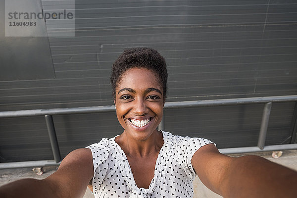 Afroamerikanische Frau lächelt für Selfie