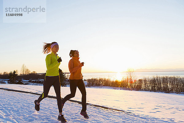 Frauen  die im Winter auf Schnee laufen