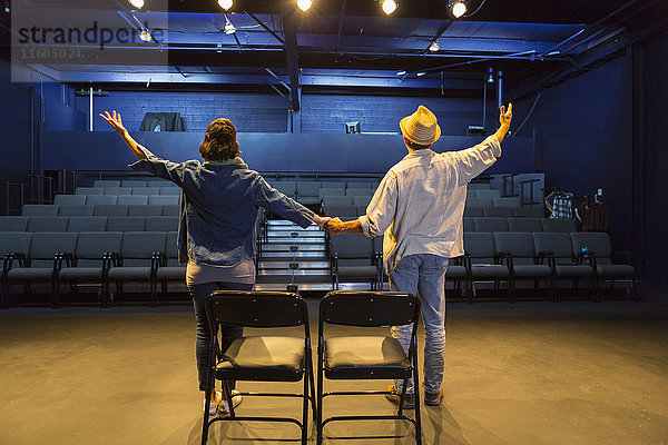 Kaukasische Schauspieler  die im Theater proben und winken