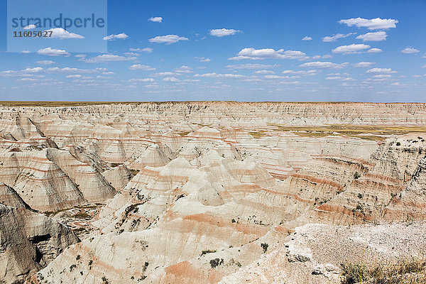 Geschichtete Felsformationen unter blauem Himmel  Badlands National Park  South Dakota  Vereinigte Staaten