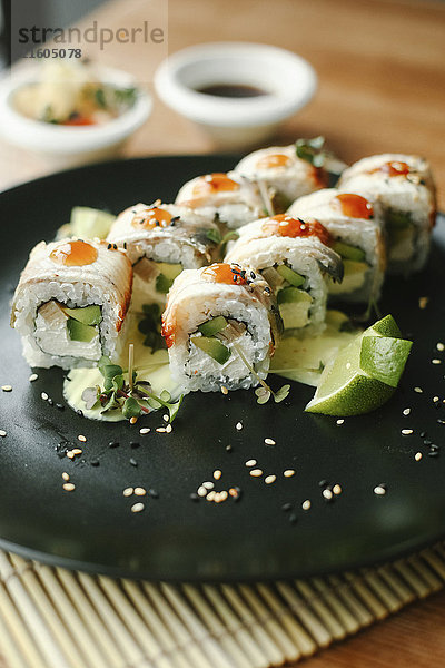 Sushi auf Teller