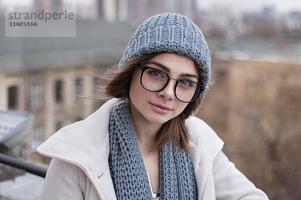 Kaukasische Frau mit Brille  Schal und Hut