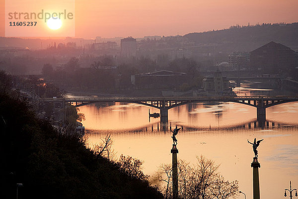 Sonnenuntergang auf der Brücke über den Fluss  Prag  Tschechische Republik