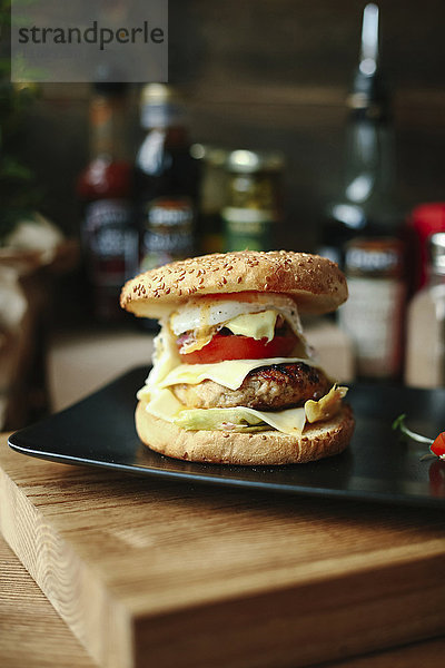 Gourmet-Cheeseburger auf Teller