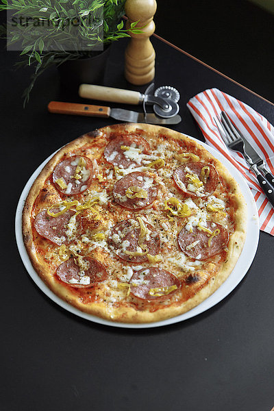 Gourmet-Pizza mit Peperoni