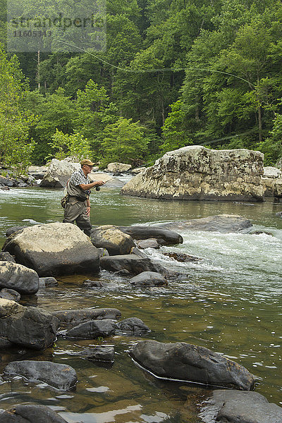 Kaukasischer Mann beim Fischen im Fluss