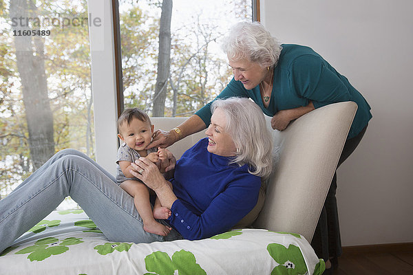 Großmütter spielen mit Baby-Enkel