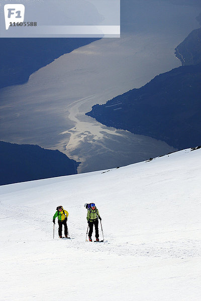 Menschen beim Skifahren in einer Winterlandschaft