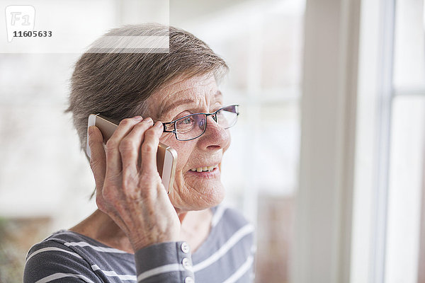 Ältere Frau am Telefon