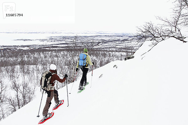 Menschen beim Schneeschuhwandern in den Bergen