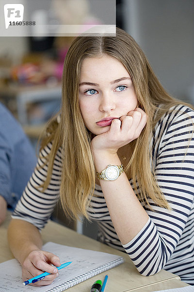Porträt eines gelangweilten Teenagers im Klassenzimmer