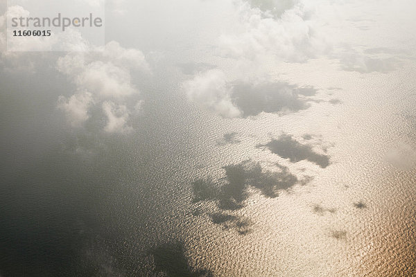 Luftaufnahme der Wolken über dem Meer