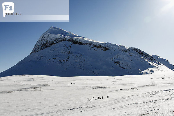 Touristen vor Bergkulisse