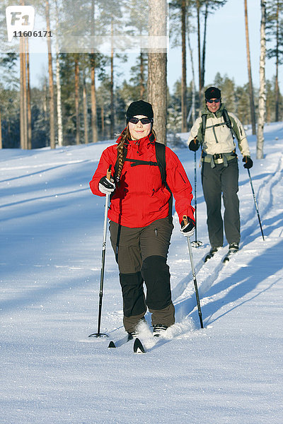 Frauen beim Skilanglauf im Winterwald