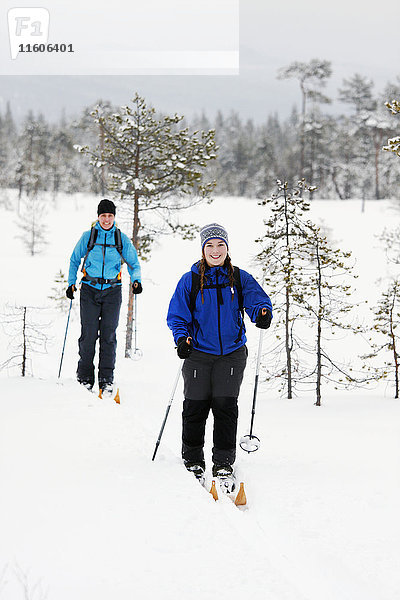 Frauen beim Skifahren in der Winterlandschaft