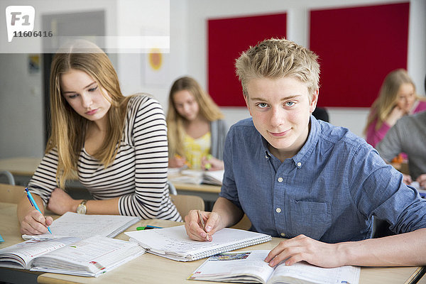 Teenager sitzen im Klassenzimmer