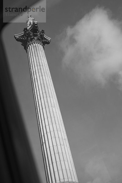 Blick durch das Fahrzeugfenster der Nelson's Column gegen den Himmel  London  England  UK