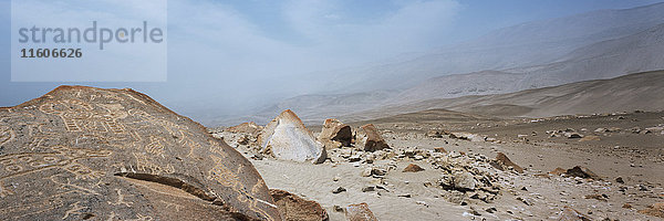 Panoramablick auf Höhlenmalerei auf Felsen in der Wüste  Toro Muerto Petroglyphs  Peru