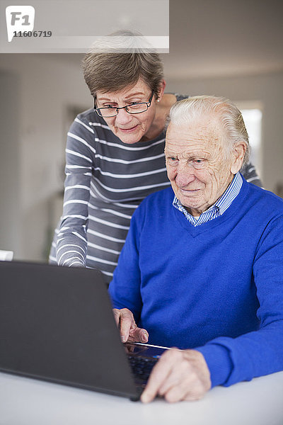 Älteres Paar benutzt Laptop