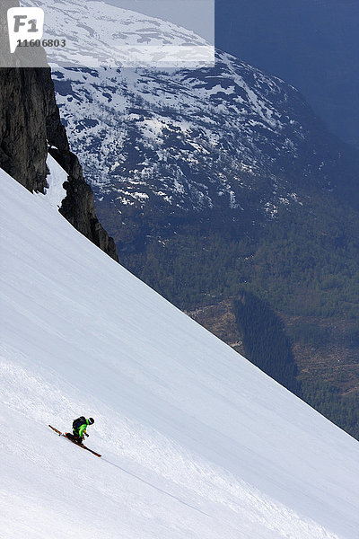 Mann beim Skifahren auf der Piste