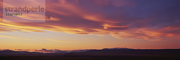 Panoramablick auf die Landschaft bei Sonnenuntergang  Patagonien  Argentinien