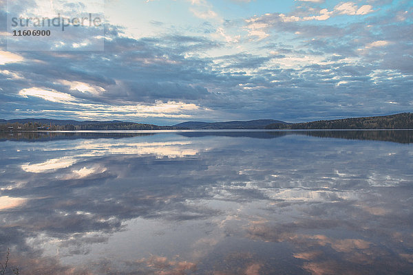 Idyllischer Blick auf den See bei bewölktem Himmel  Järvsö  Hälsingland  Schweden