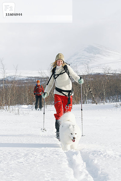 Lächelnde Frau beim Skilanglauf