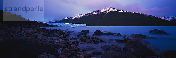 Idyllische Aufnahme des Gletschers im See mit Berg gegen Himmel  Patagonien  Argentinien