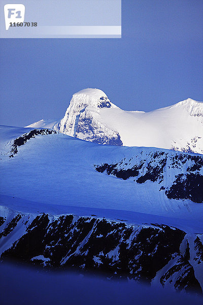 Schneebedeckter Berg an einem sonnigen Tag