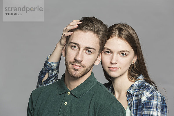 Porträt eines jungen Paares vor grauem Hintergrund