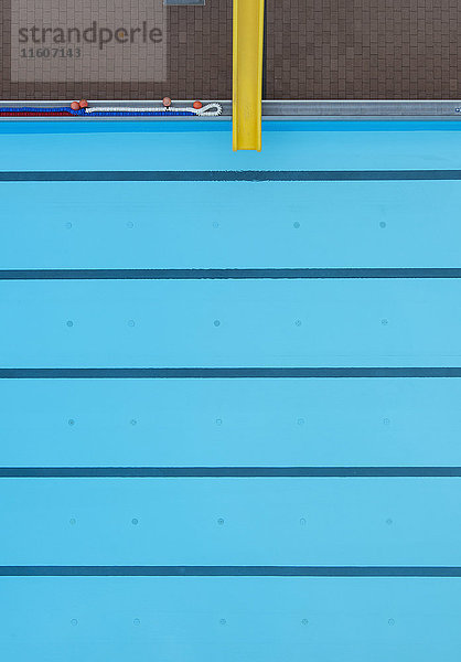 Direkt über dem Blick auf die gelbe Rutsche beim Schwimmbad