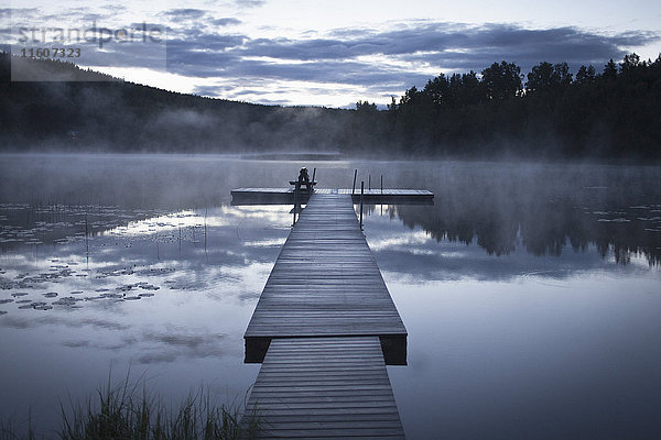 Pier am ruhigen See bei nebligem Wetter  Järvsö  Hälsingland  Schweden