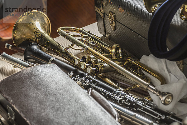 Hochwinkelansicht der Musikinstrumente auf dem Boden